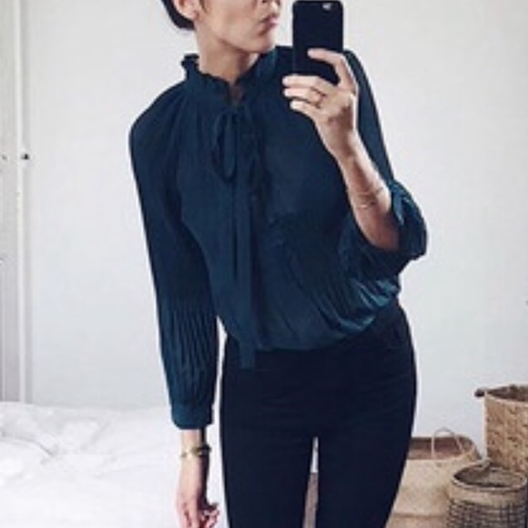 🆕chiffon bodysuit w/pleats & tie neck - Picture 6 of 8